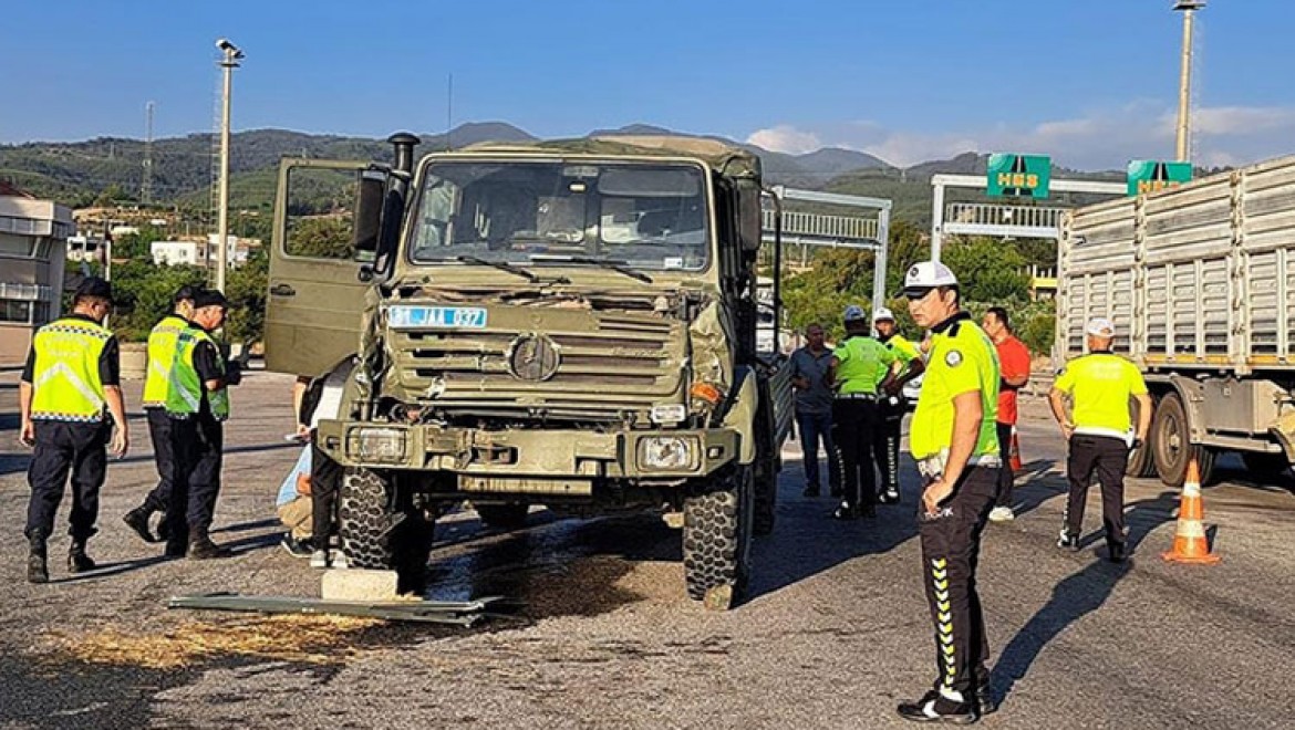 Hatay'da askeri aracın tıra çarpması sonucu 10 asker yaralandı
