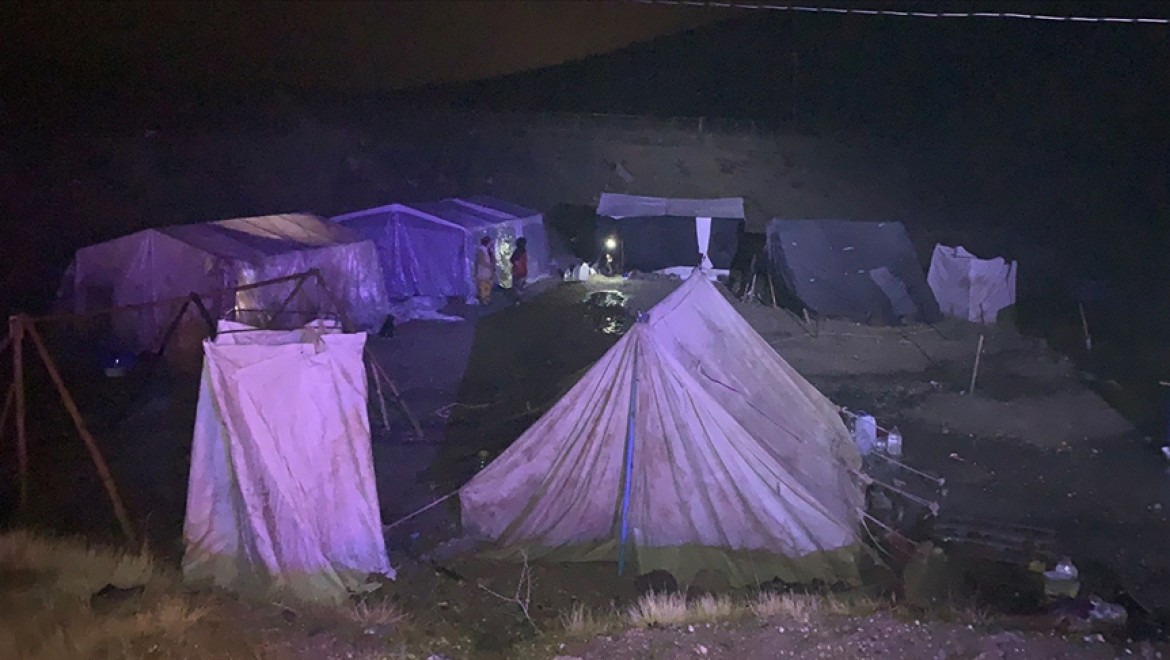 Malatya'da sağanak nedeniyle tarım işçilerinin çadırlarını su bastı