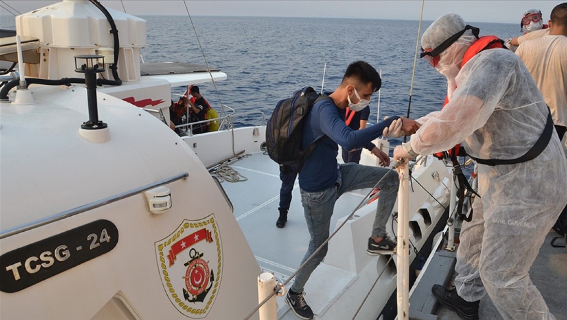 İzmir açıklarında yelkenli teknede 100 sığınmacı yakalandı