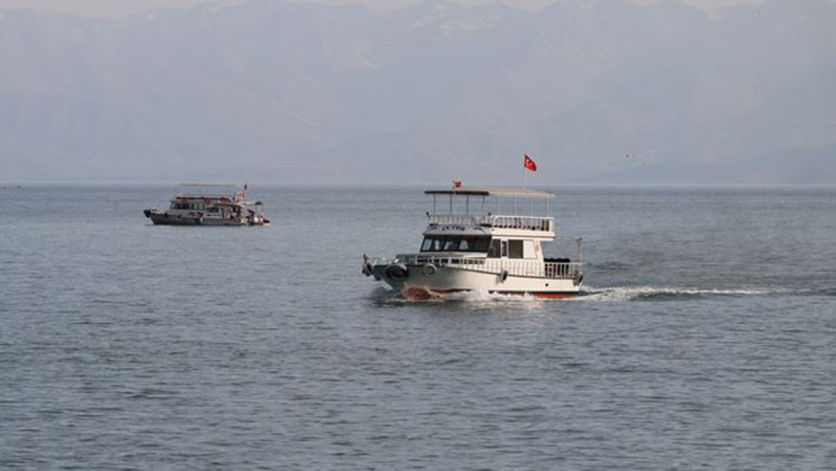 Van Gölü'nde batan teknedeki cesetlerin çıkarılması çalışmaları yeniden başladı