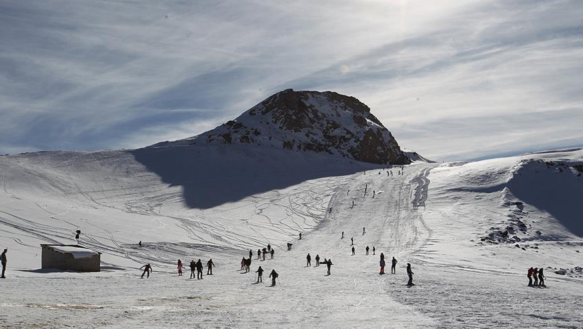 Hakkari'de 2 bin 800 rakımda kayak keyfi
