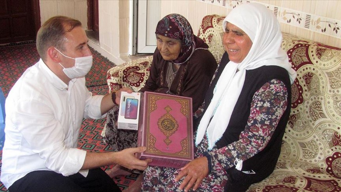 Görme engelli kadın Kur'an-ı Kerim'i elektronik ortamda ezberleyecek
