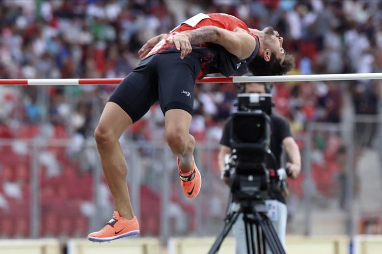 Milli atlet Alperen Acet, Rusya'daki Yüksek Atlamalar Festivali'nde üçüncü oldu