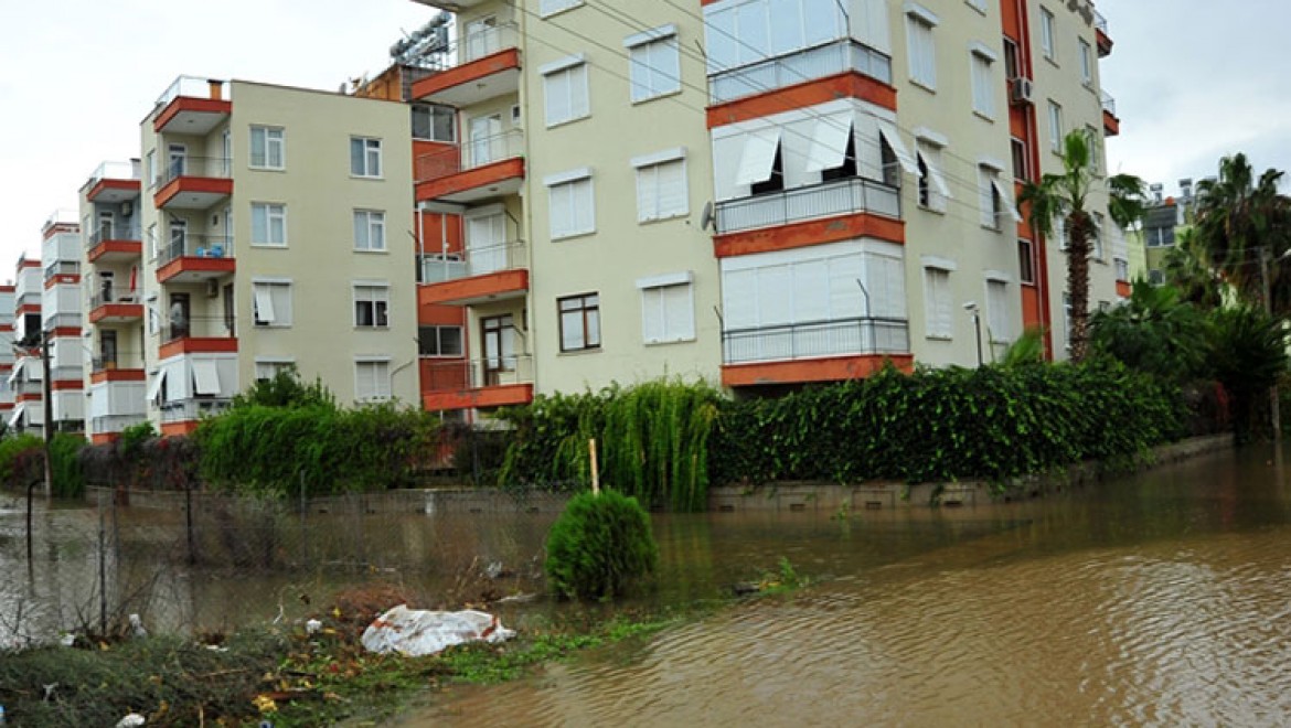 Antalya'daki kuvvetli yağışta evlerini su basan vatandaşlar temizlik çalışması yapıyor
