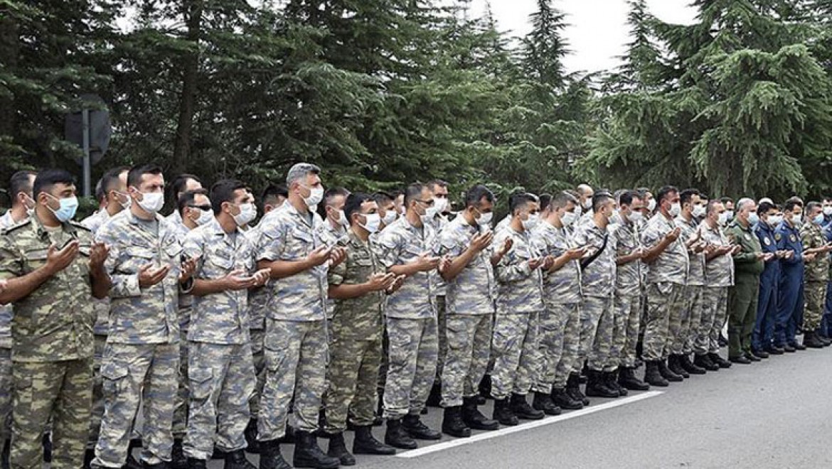 Ortak tatbikata katılan Türk ve Azerbaycan askerlerinden bayram kutlaması