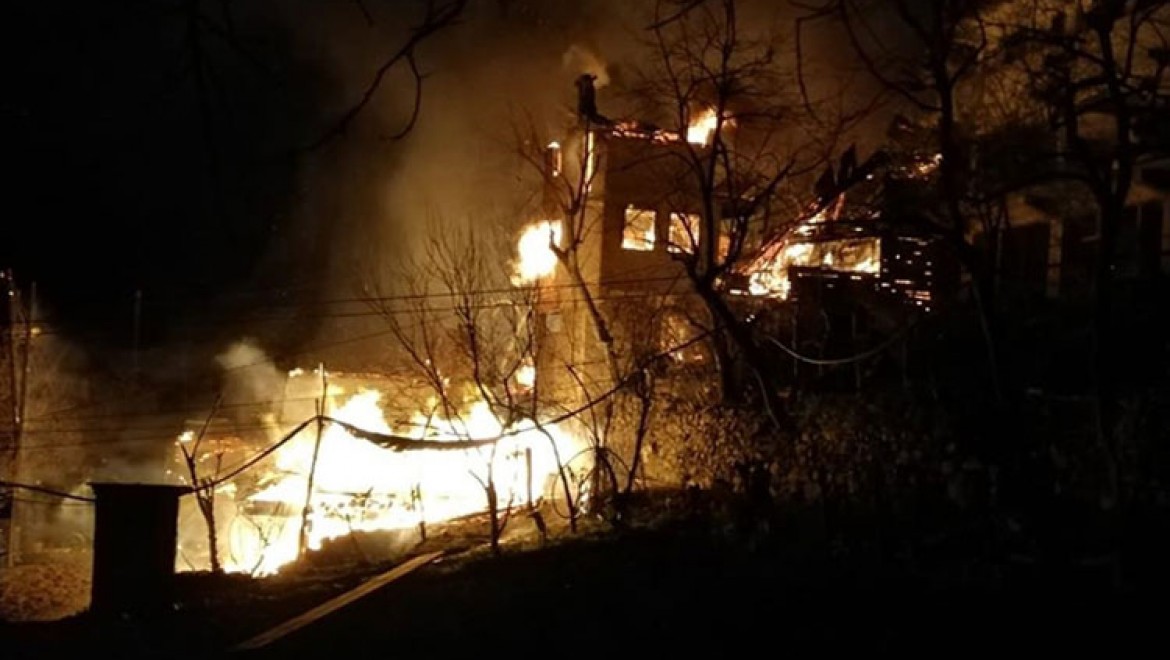Artvin'de çıkan yangında ilk belirlemelere göre 4 ev yandı