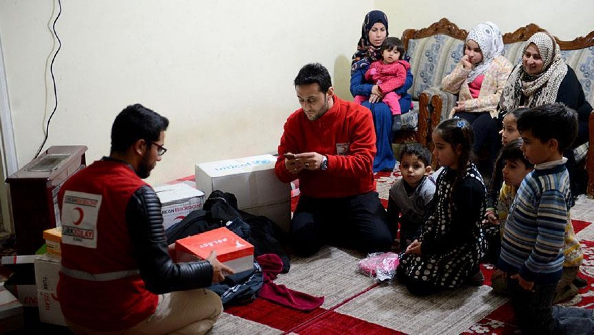 Beşizleri olan 7 çocuklu Suriyeli aileye Türk Kızılayı'ndan yardım