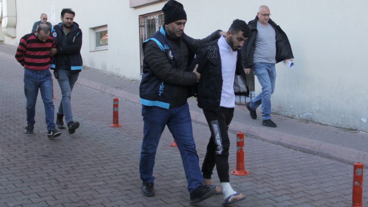 Kayseri'de 2 kardeşin silahla öldürülmesine ilişkin 4 zanlı adliyede