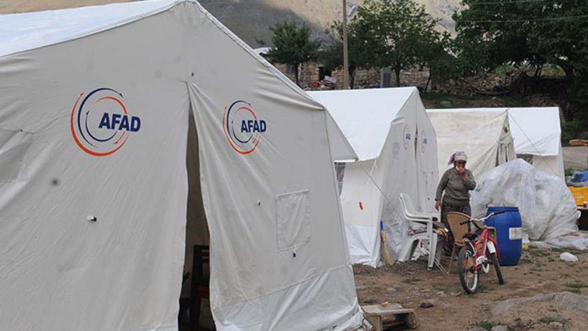 Bingöl'de çadırda kalan depremzedelere soba yardımı
