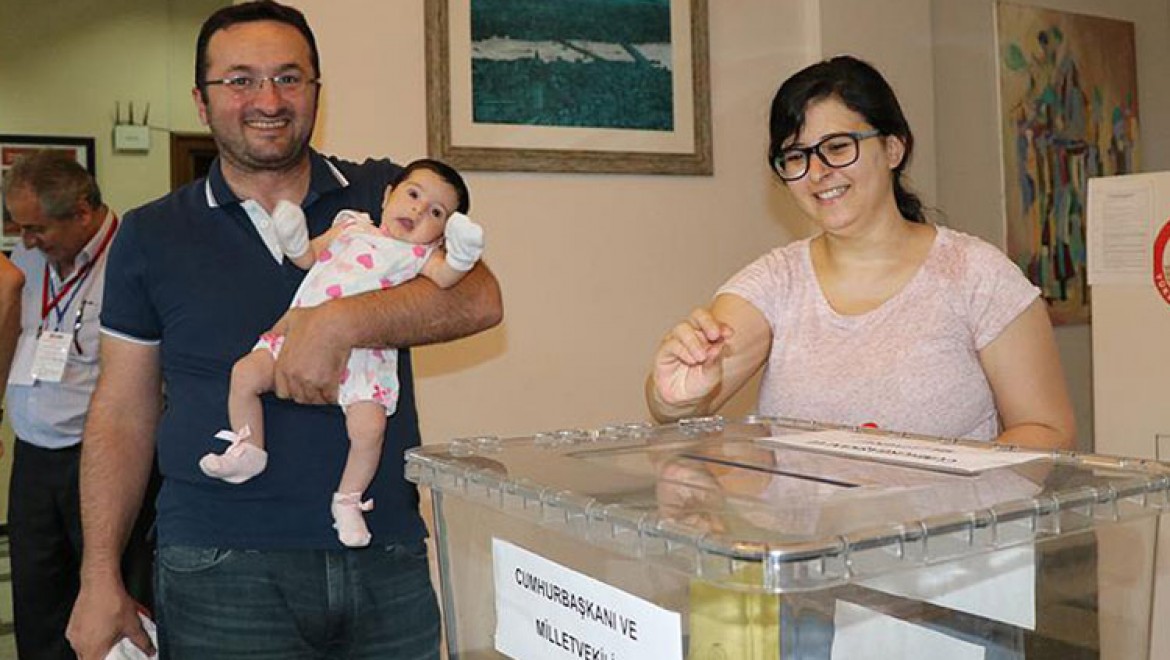 Yurt Dışındaki Türk Seçmenler Oy Kullanma İşlemine Devam Ediyor