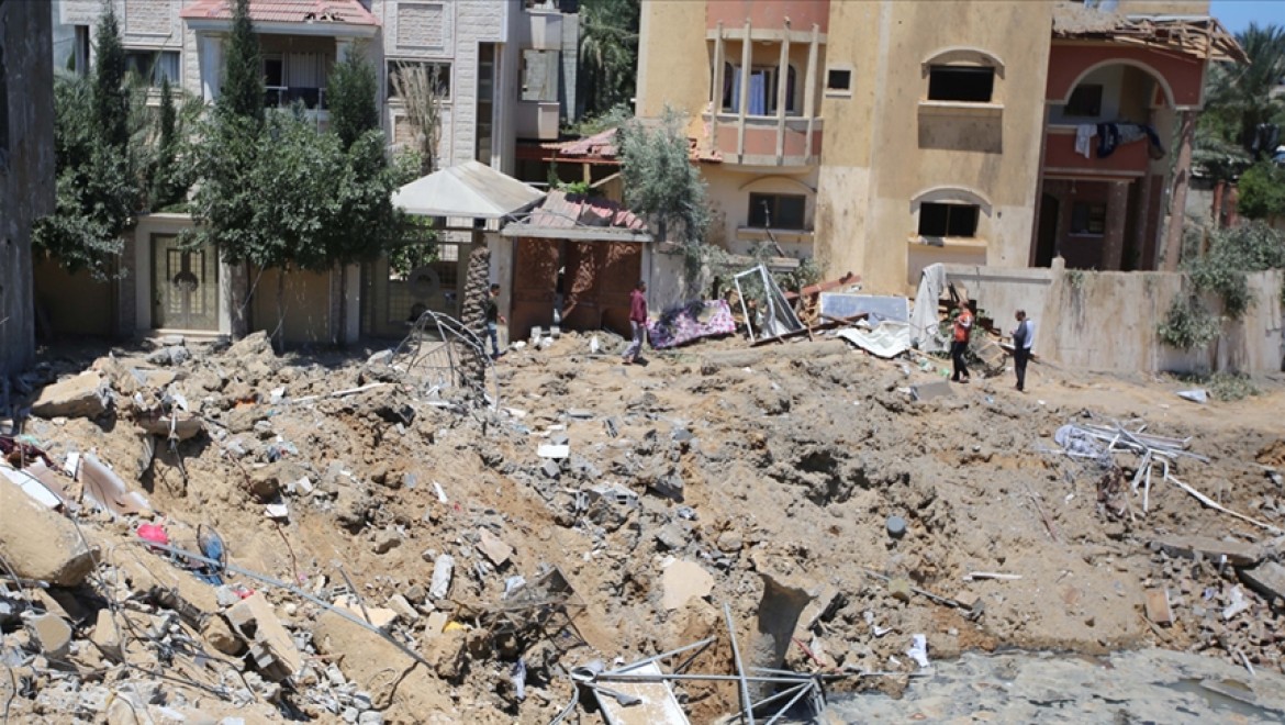 İsrail düzenlediği şiddetli saldırılarda bir anne ve 3 çocuğunu uykularında katletti