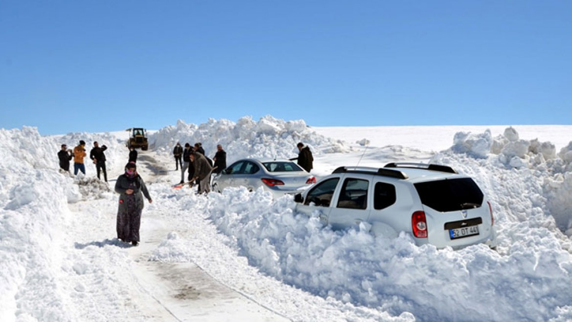 Muş'ta kar ve tipi nedeniyle araçlarında mahsur kalan 45 kişi kurtarıldı