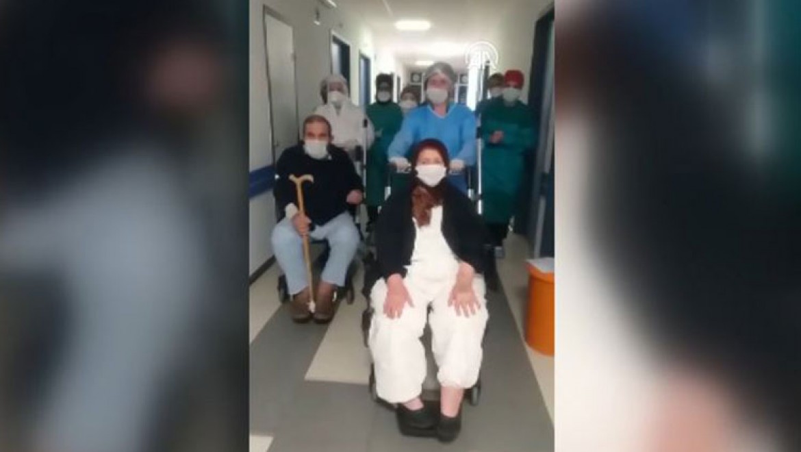 Bolu'da koronavirüsü yenen yaşlı çift alkışlarla taburcu edildi