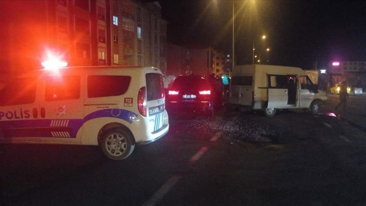 Erzurum'da ticari araç ile minibüsün çarpıştığı kazada 4 kişi yaralandı
