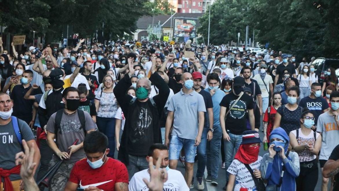 Sırbistan'da salgın tedbirlerinin tetiklediği protestolar, olaylı hükümet karşıtı gösterilere evrildi