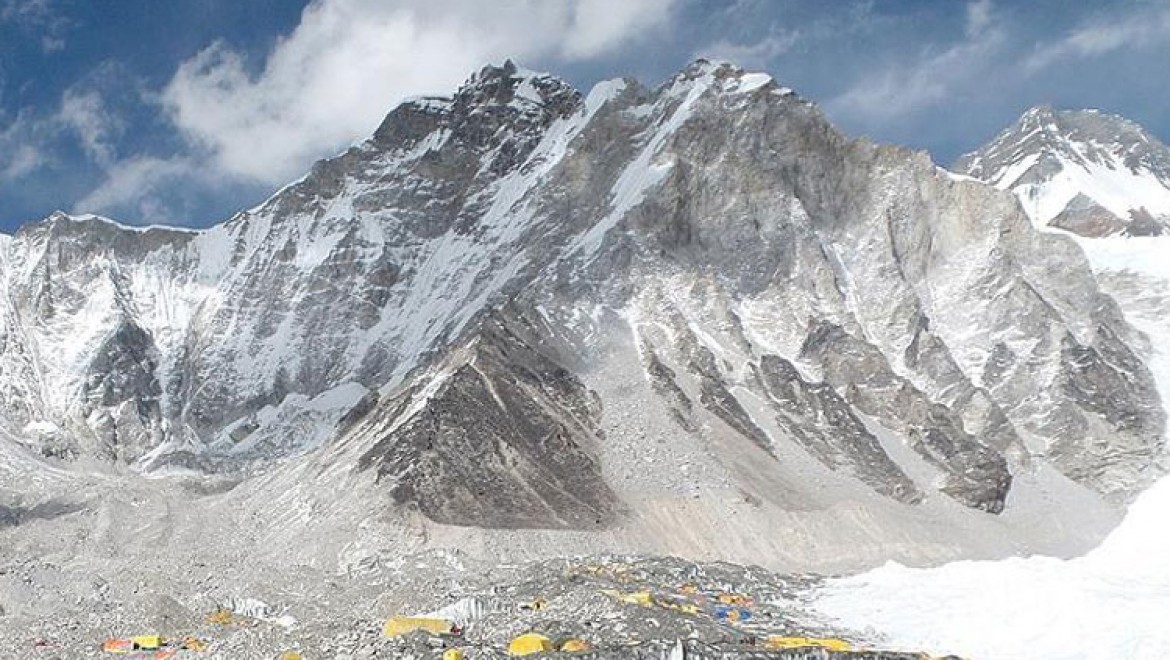 Everest'teki kampta 4 dağcı ölü bulundu