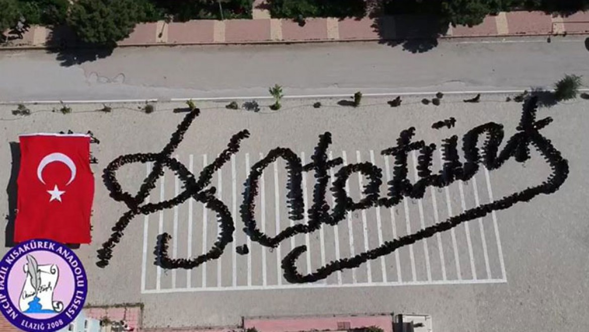 Öğrencilerden 'Atatürk'ün imzası kareografisi'
