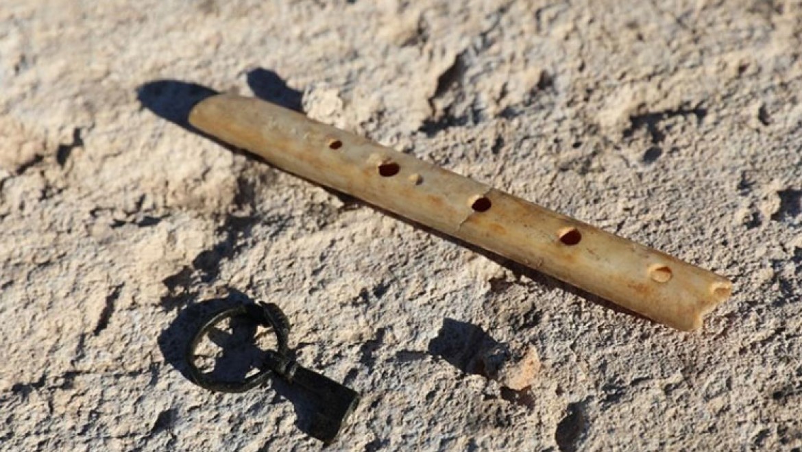 Zerzevan Kalesi'nde 1600 yıllık kemik flüt ve bronz anahtarlı yüzük bulundu