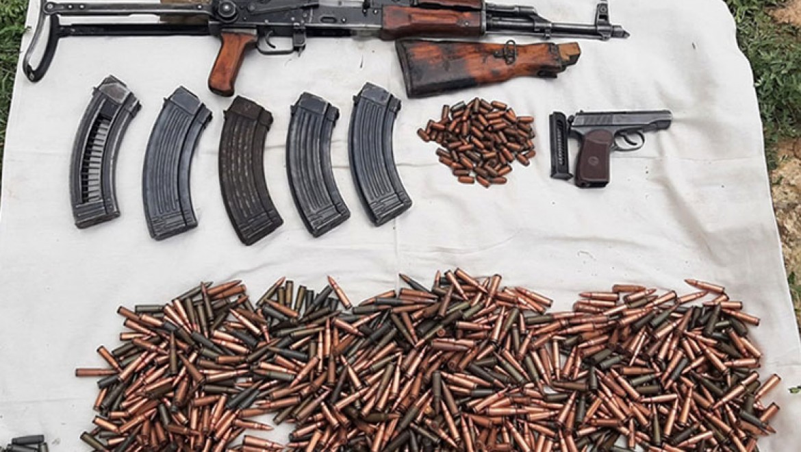 Van'da PKK'lı teröristlere ait silah ve örgütsel malzeme ele geçirildi