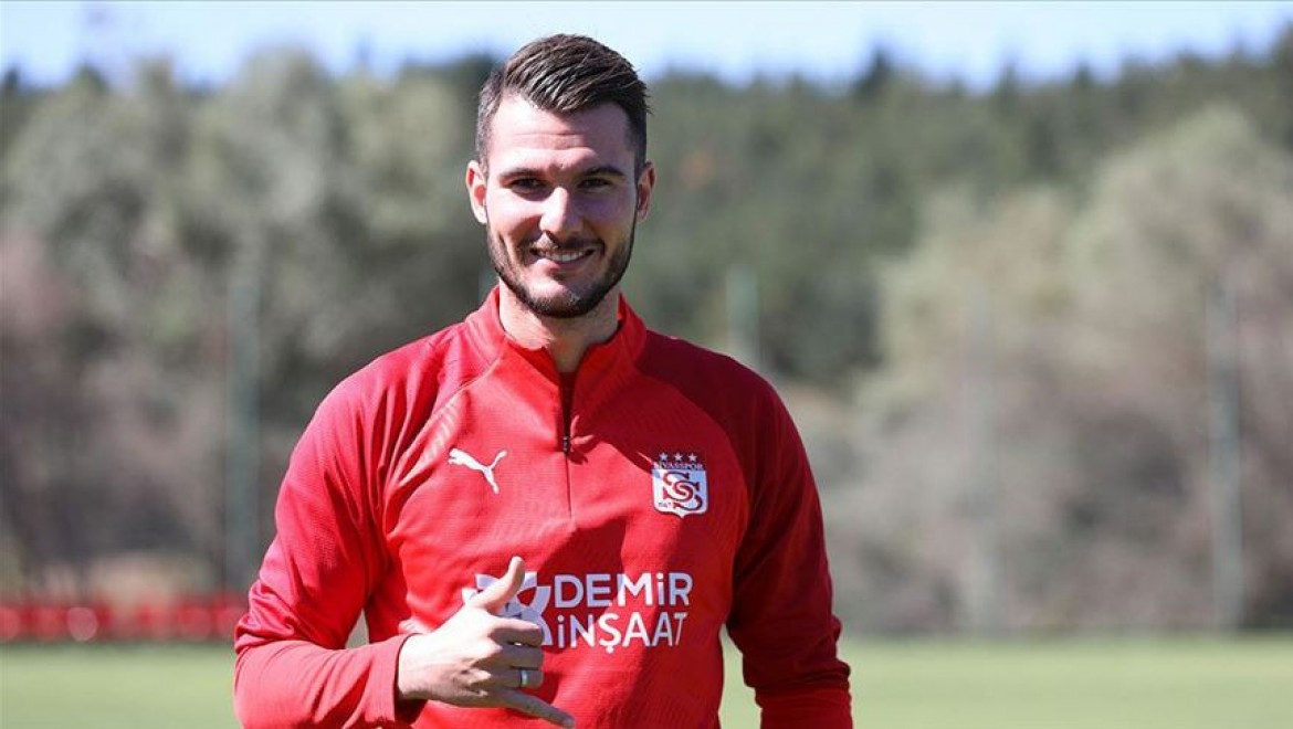 Sivasspor'un yeni transferi Robin Yalçın sağlık kontrolünden geçirildi