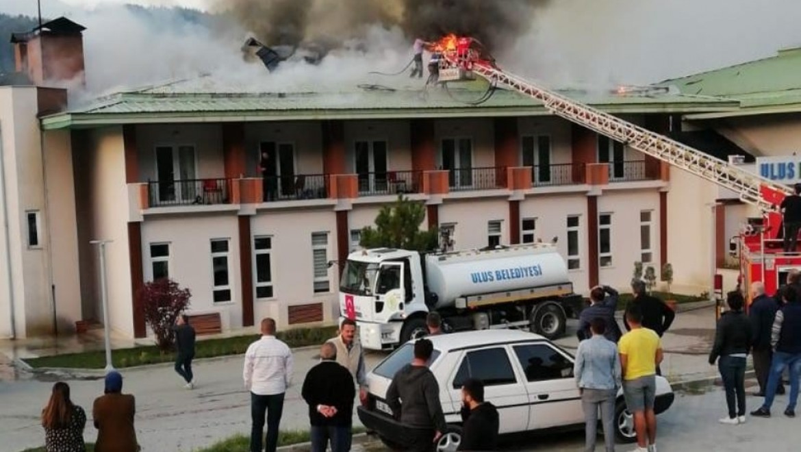 Bartın'da otel çatısında çıkan yangın paniğe neden oldu