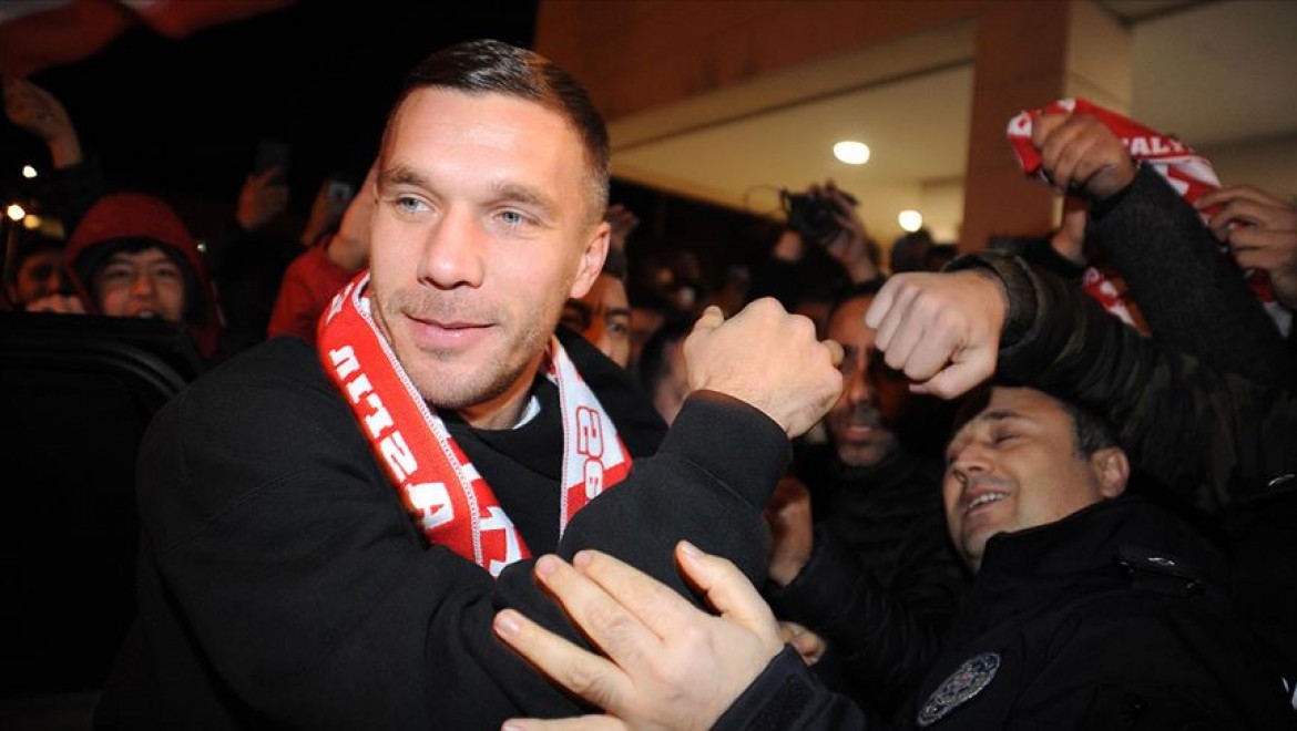Antalyaspor Lukas Podolski ile sözleşme imzaladı