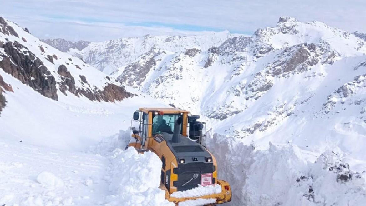 Hakkari'de ekipler üs bölgesi yolunda 4 metreyi bulan karla mücadele ediyor