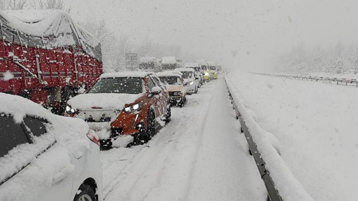 Yoğun kar nedeniyle Anadolu Otoyolu'nda kilometrelerce kuyruk oluştu