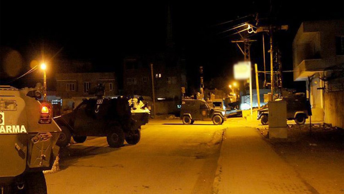 Diyarbakır'da jandarma karakoluna bombalı araçla saldırı