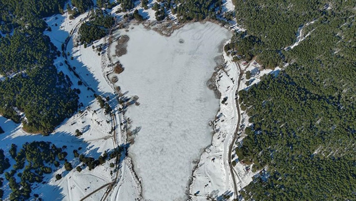 Kalp şeklindeki donan göl kış manzarasıyla ziyaretçi çekiyor