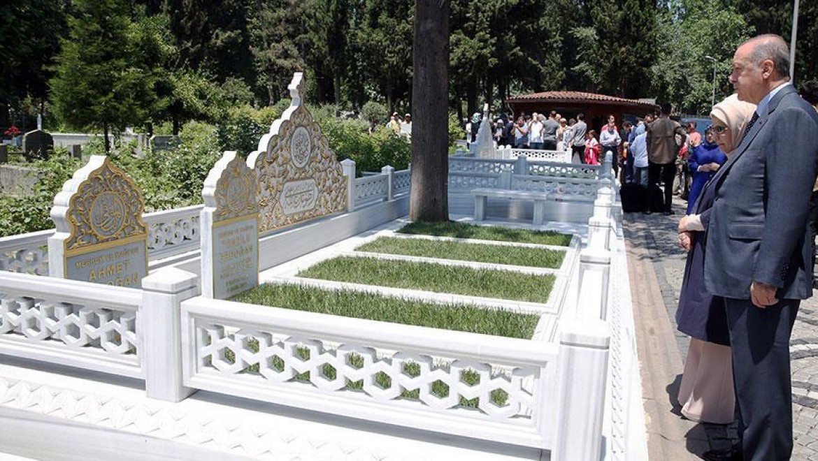 Cumhurbaşkanı Erdoğan Anne Ve Babasının Mezarını Ziyaret Etti