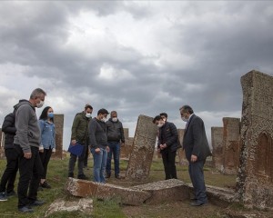 Ahlat Selçuklu Mezarlığı'ndaki 100 mezar taşı daha ayağa kaldırılacak
