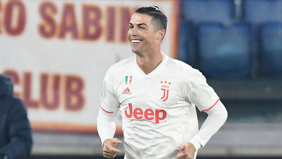 Cristiano Ronaldo dünya futboluna damga vurmaya devam ediyor
