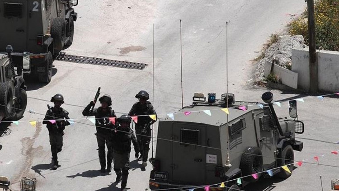 İsrail ordusu Filistinli bir kadını saatlerce bebeğinden ayırdı