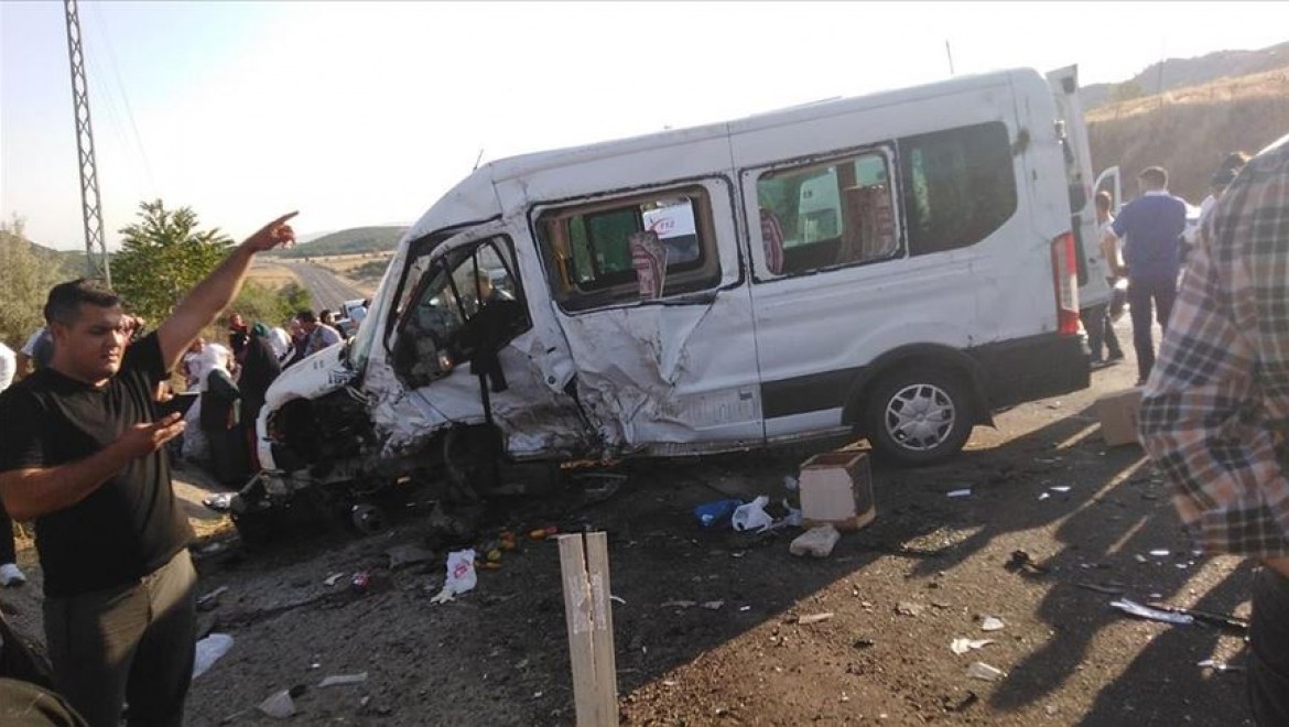 Bingöl'de minibüs ile otomobil çarpıştı: 1 ölü, 13 yaralı