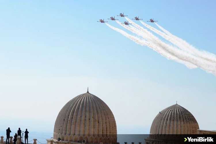 'Türk Yıldızları' Mardin semalarında gösteri uçuşu yaptı