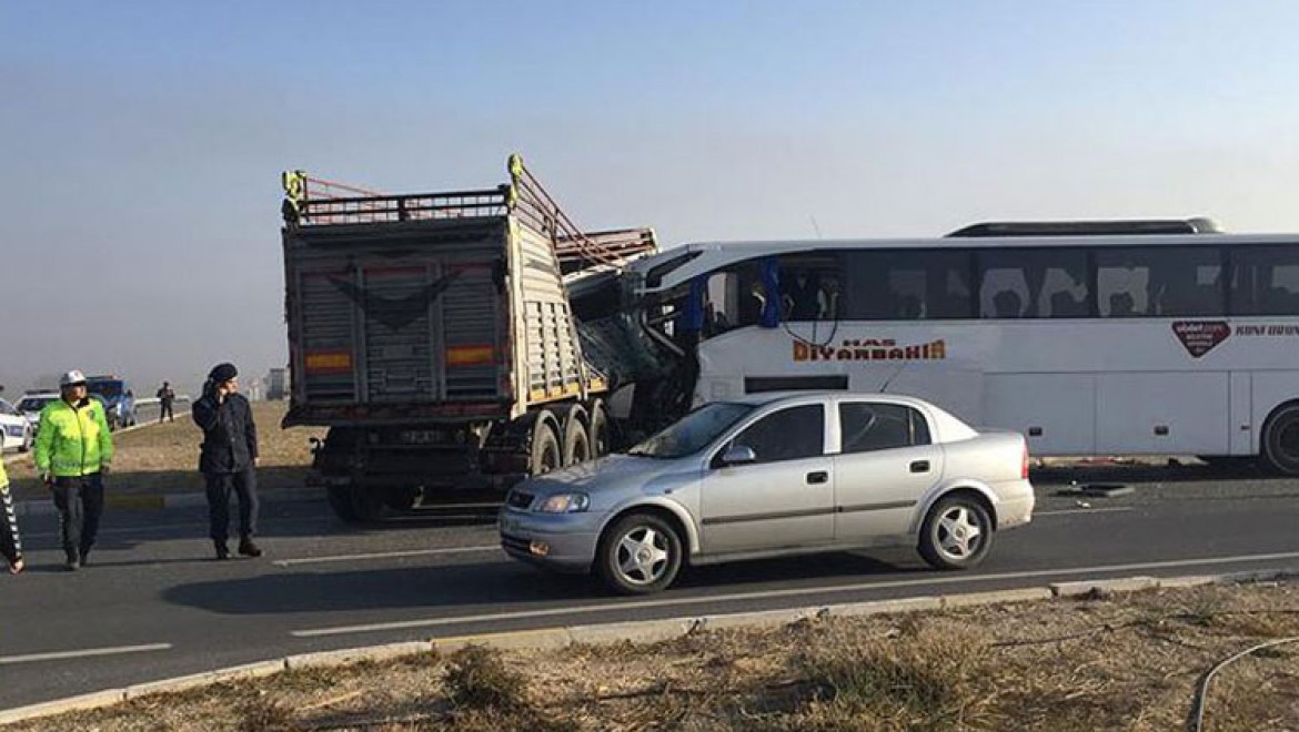 Afyonkarahisar-Konya kara yolunda yolcu otobüsüyle tır çarpıştı