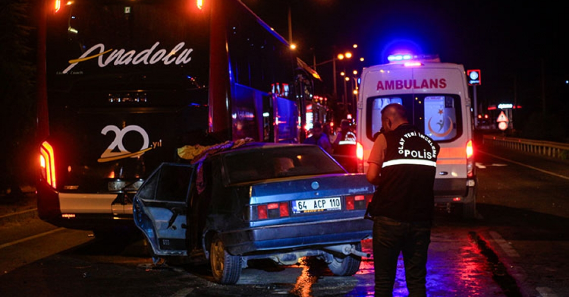 Uşak'ta kaza yaptıktan sonra duran yolcu otobüsüne çarpan otomobilin sürücüsü öldü