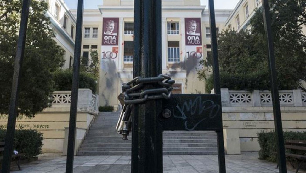 Yunanistan'da öğrenciler '17 Kasım' öncesi üniversiteleri işgal eylemi başlattı