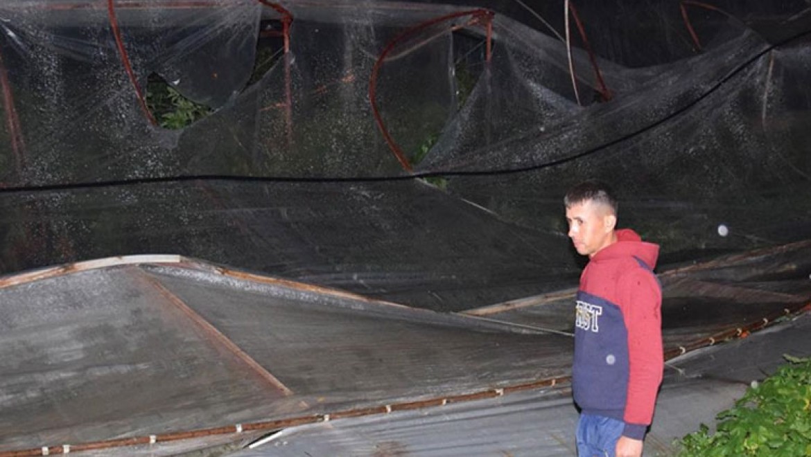 Kumluca'da sağanak ve rüzgar ev ve seralarda zarara yol açtı