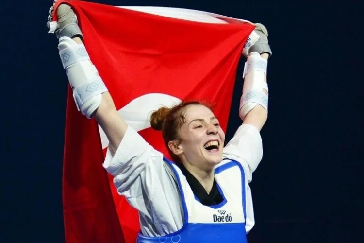 Merve Dinçel, Dünya Tekvando Şampiyonası'nda altın madalya kazandı