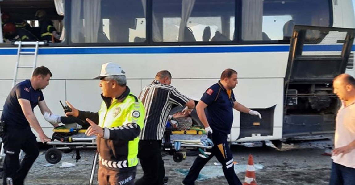 Manisa'da işçi otobüsü ile kamyonun çarpıştığı kazada ölü sayısı 2'ye yükseldi