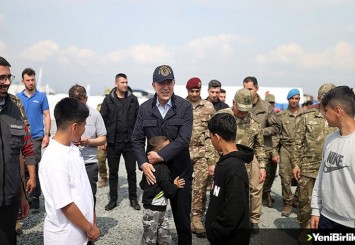 Milli Savunma Bakanı Akar Hatay'da depremzedelerle bir araya geldi