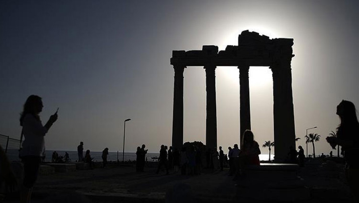 Apollon Tapınağı turistlerin ilgisini çekiyor