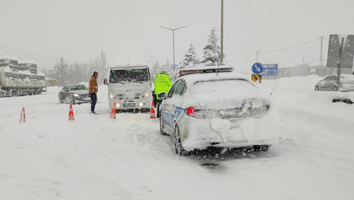 Konya'da kar yağışı ulaşımı olumsuz etkiliyor
