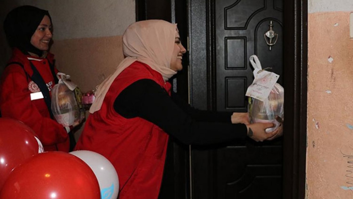 Gönüllü öğrenciler ihtiyaç sahibi aileler için iftar öncesi yola düşüyor