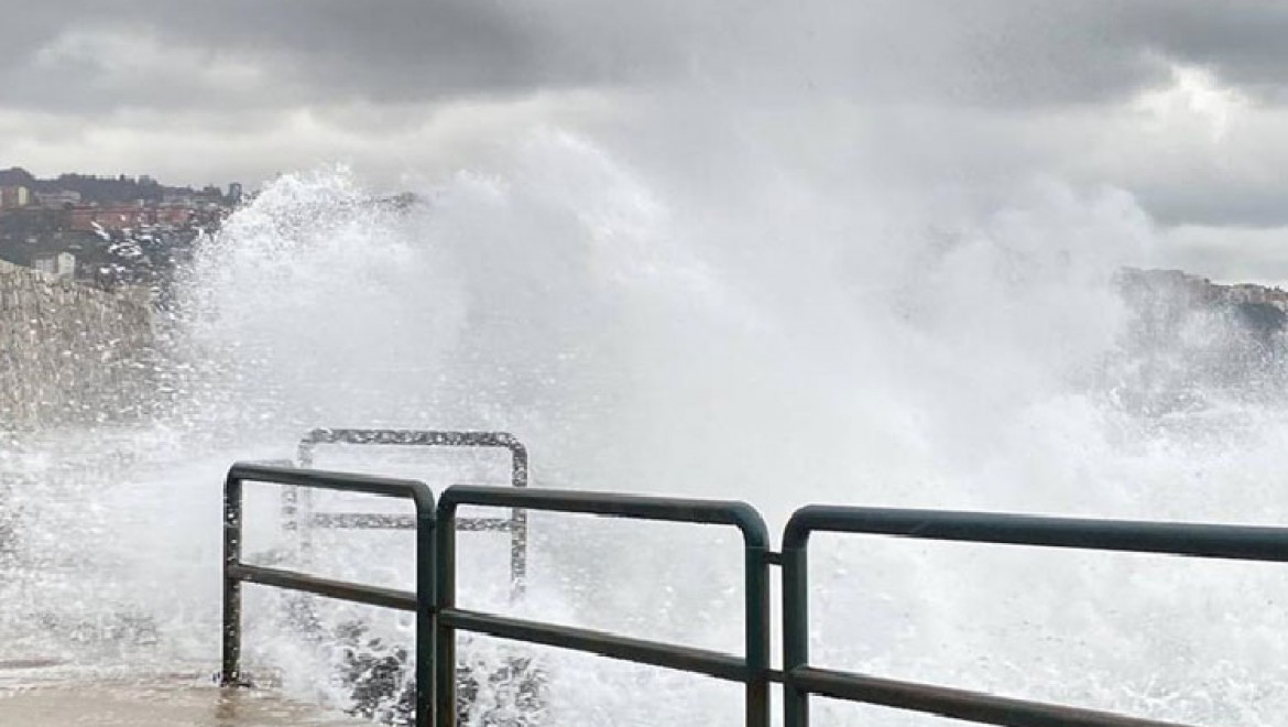 Zonguldak'ta 5 metreyi bulan dalgalar mendireği aştı