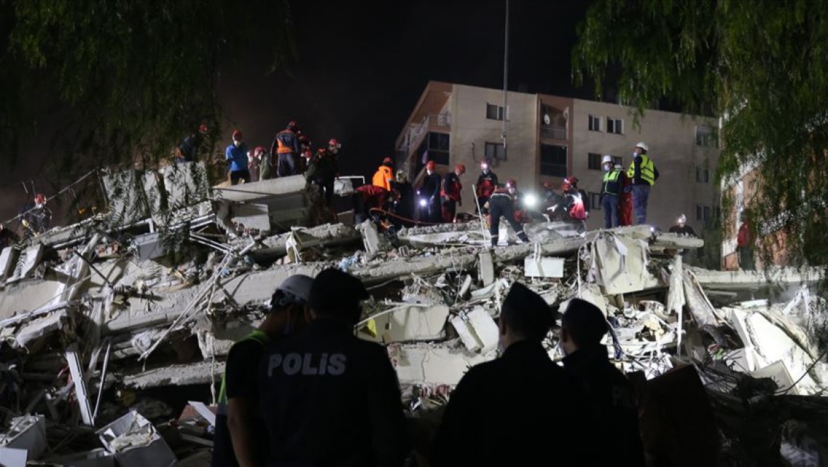 İzmir'de enkazdan 30 saat sonra yaralı olarak bir kişi çıkarıldı