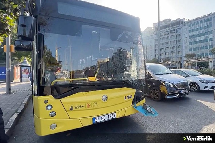 Beyoğlu'nda İETT otobüsü ile tramvay çarpıştı