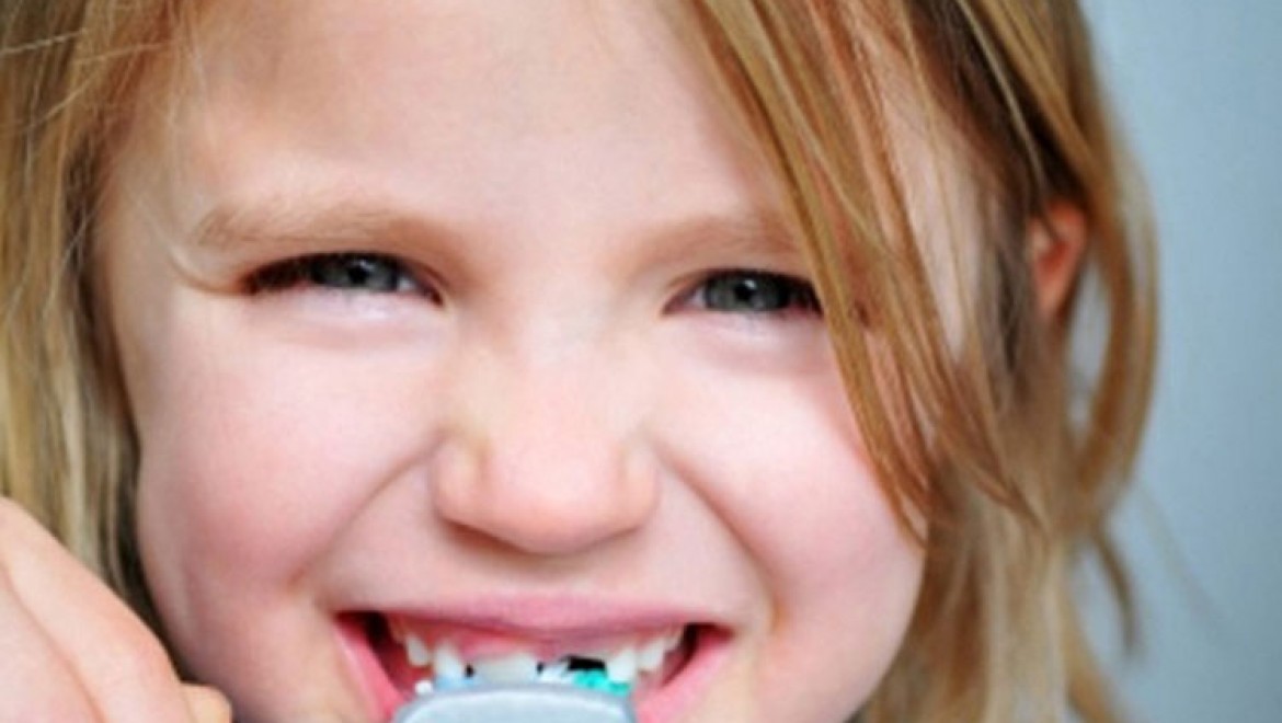 Çocuklar günde en az 2 kez diş fırçalamalı